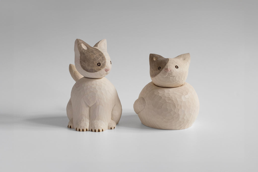Figurine de chat endormi enroulé en bois
