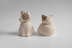 Figurine de chat endormi enroulé en bois