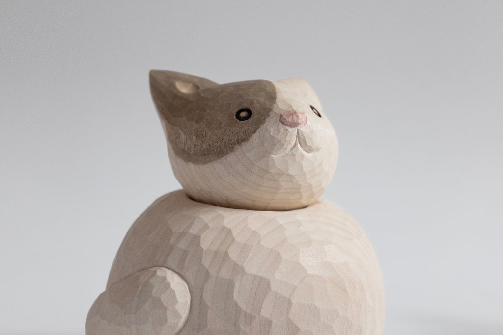 Figurine de chat endormi enroulé en bois