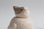 Figurine de chat endormi enroulé en bois