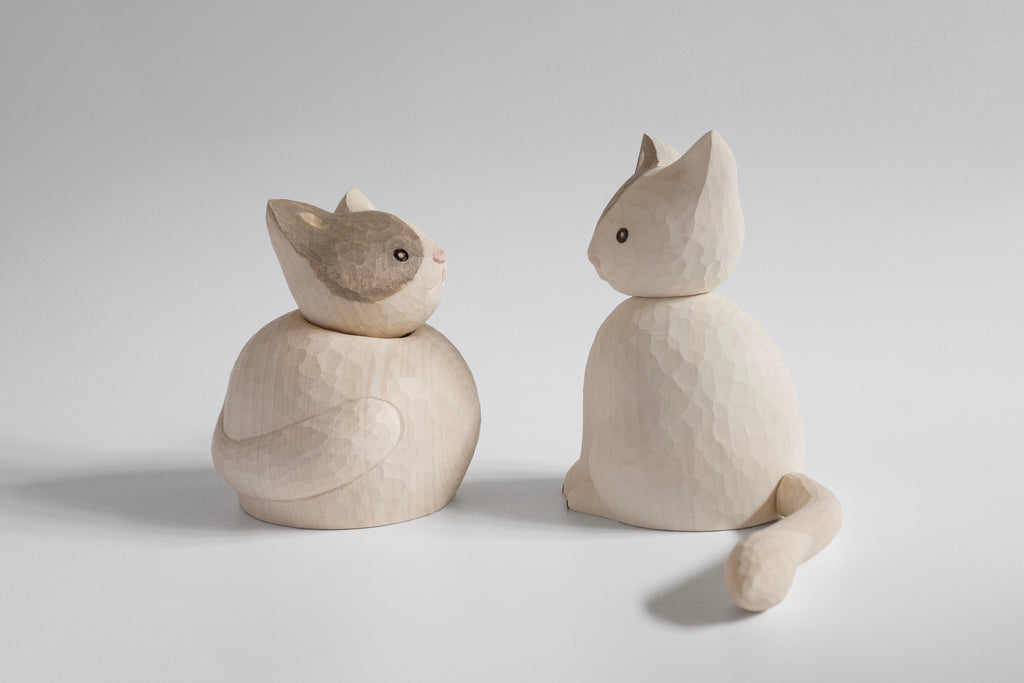 Figurine de chat endormi enroulé en bois