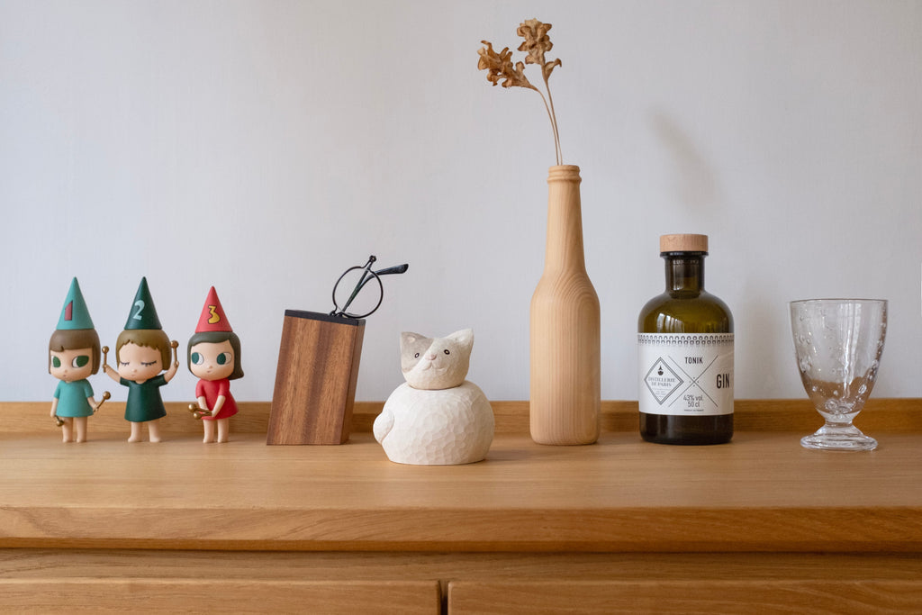Figurine de chat endormi enroulé en bois