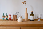 Figurine de chat endormi enroulé en bois