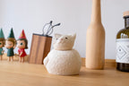 Figurine de chat endormi enroulé en bois