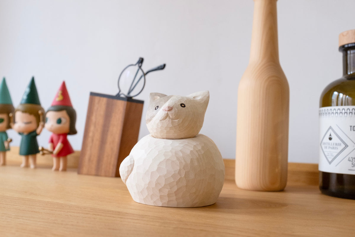 Figurine de chat endormi enroulé en bois