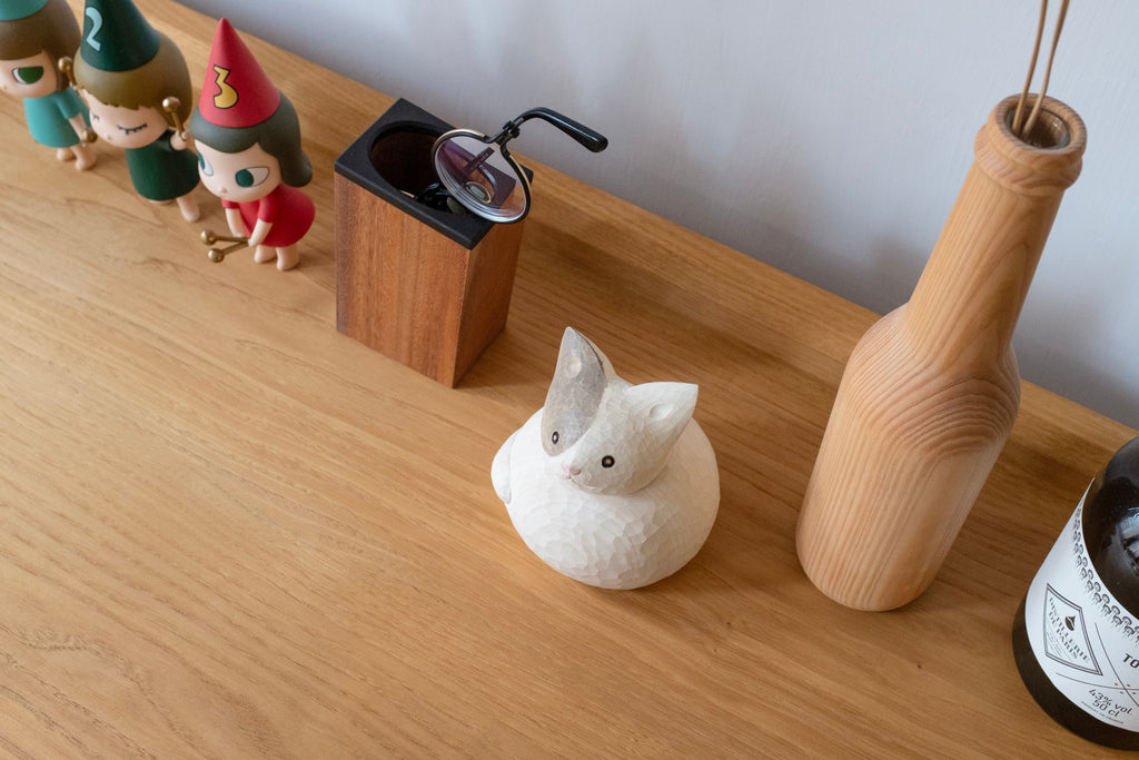Figurine de chat endormi enroulé en bois