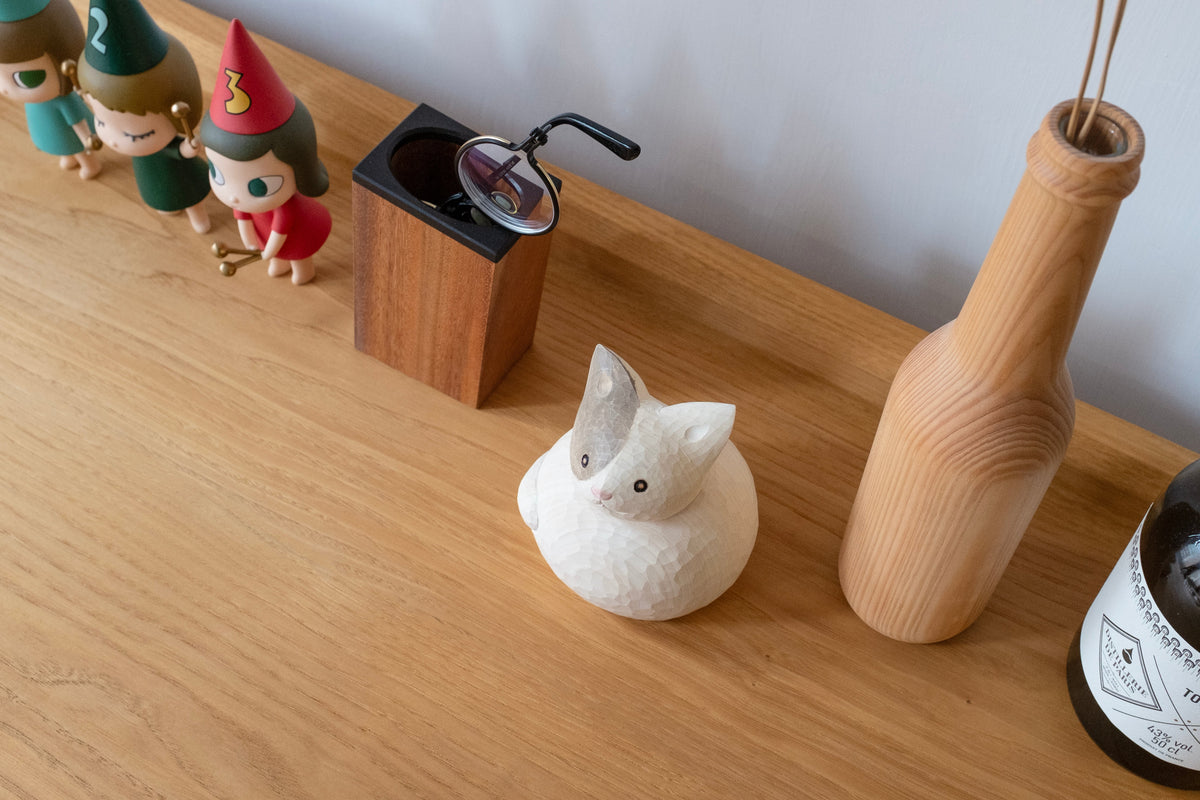 Figurine de chat endormi enroulé en bois