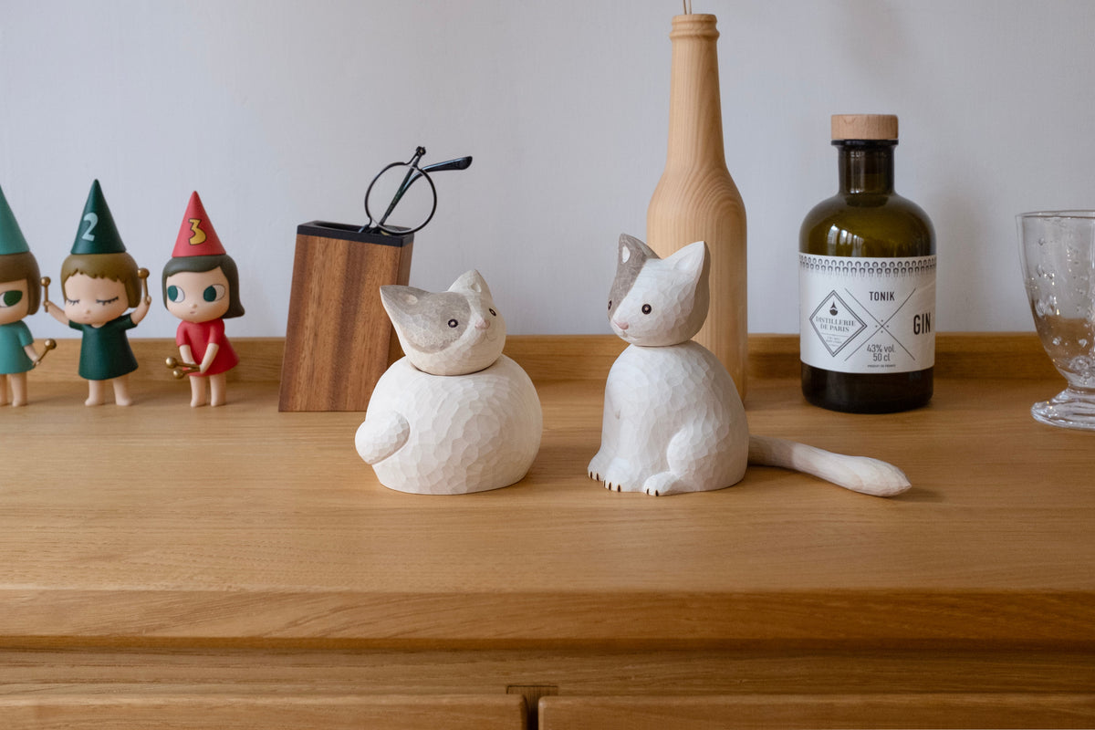 Figurine de chat endormi enroulé en bois