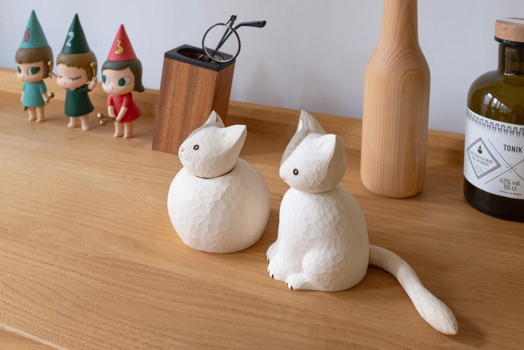 Figurine de chat endormi enroulé en bois