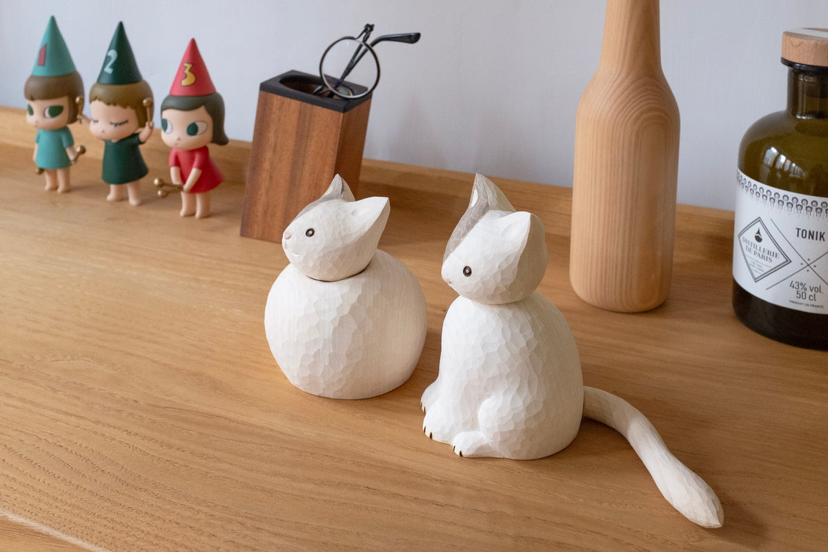 Figurine de chat endormi enroulé en bois