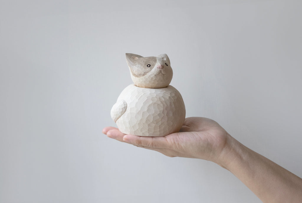 Figurine de chat endormi enroulé en bois