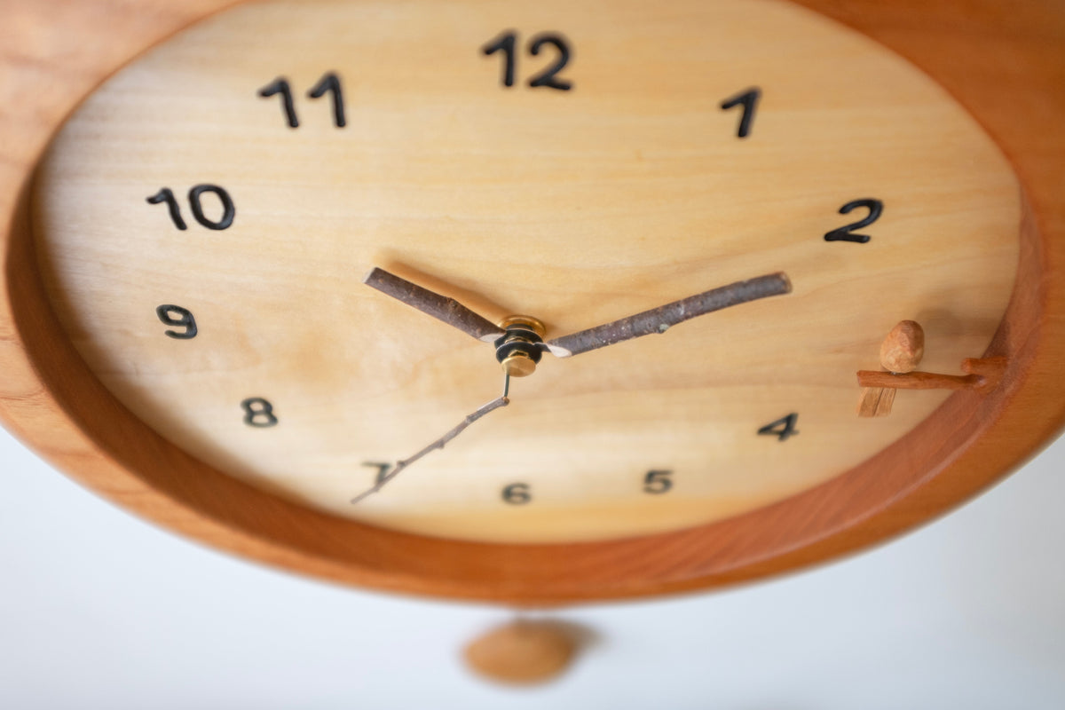Horloge pendule en bois sculpté main Oiseau