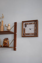 Horloge incrustée de bois