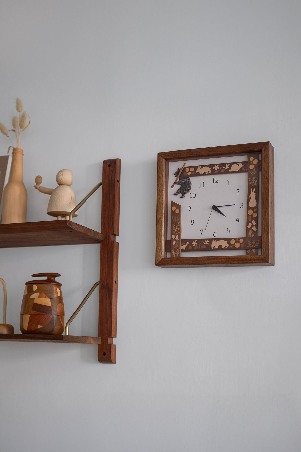 Horloge incrustée de bois