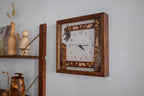 Horloge incrustée de bois