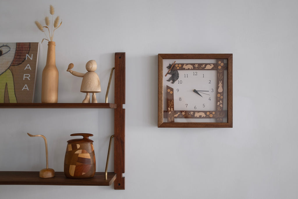 Horloge incrustée de bois