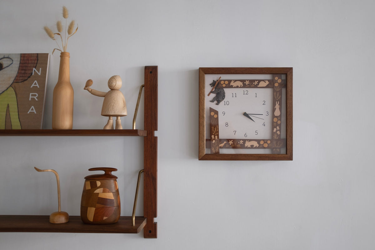 Horloge incrustée de bois