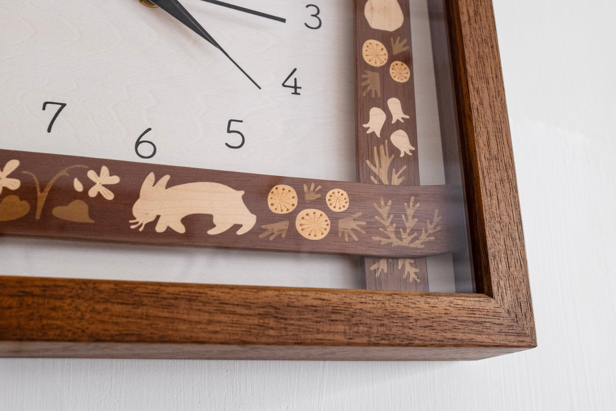 Horloge incrustée de bois
