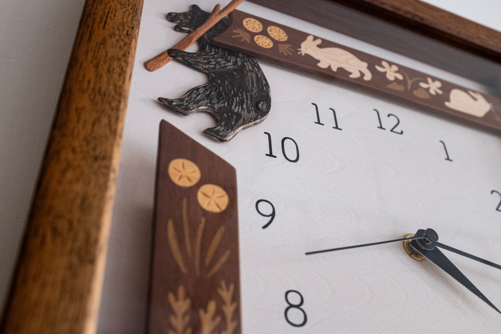 Horloge incrustée de bois