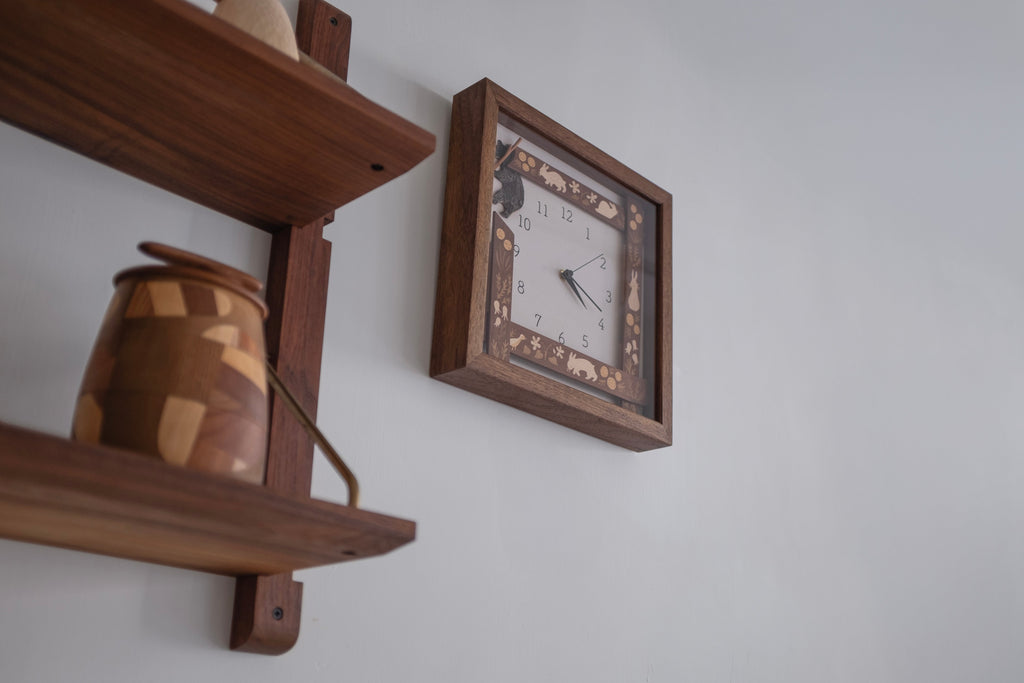 Horloge incrustée de bois