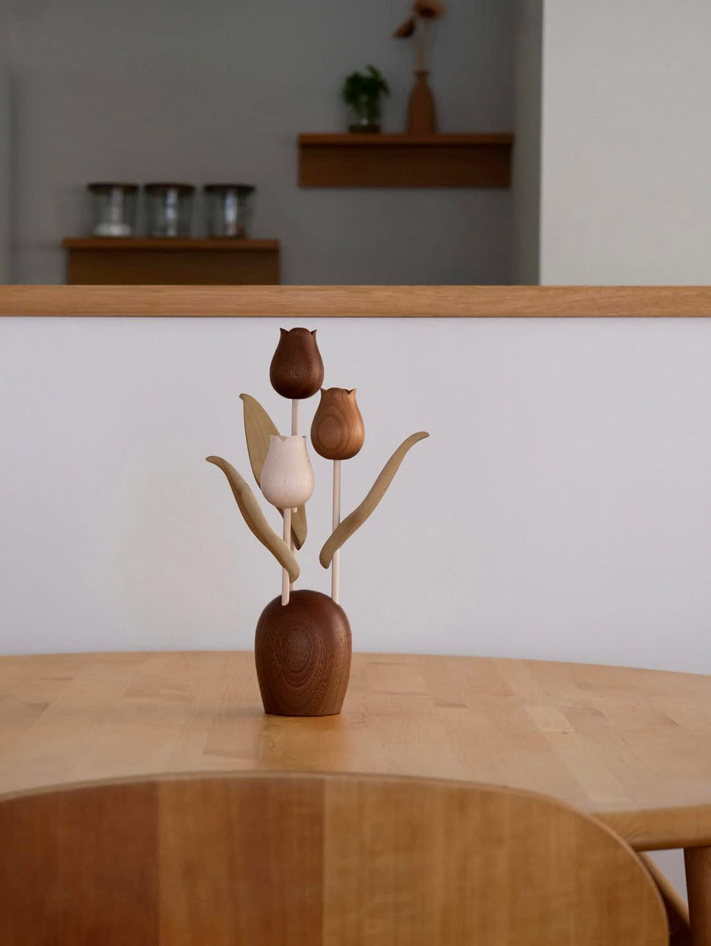 Sculpture de tulipe en bois fabriquée à la main