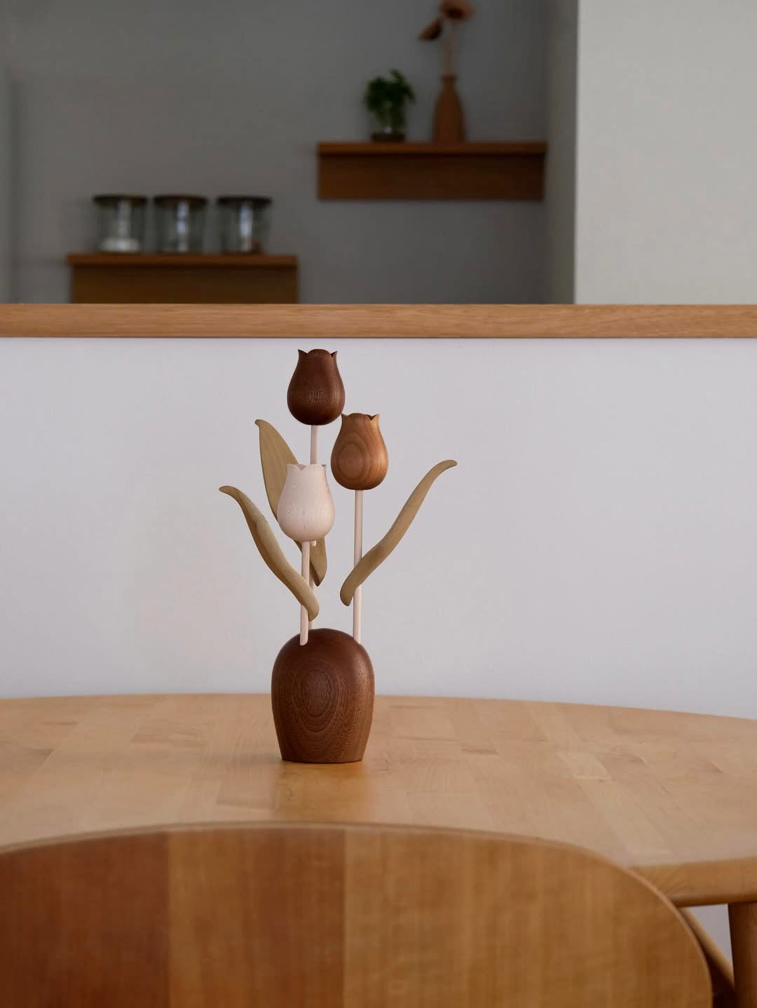 Sculpture de tulipe en bois fabriquée à la main