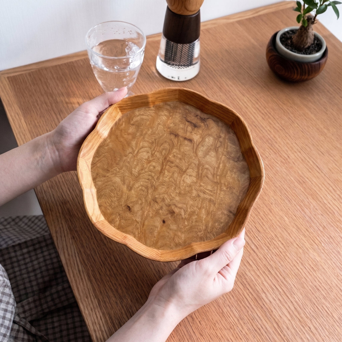 Plateau en bois en forme de fleur