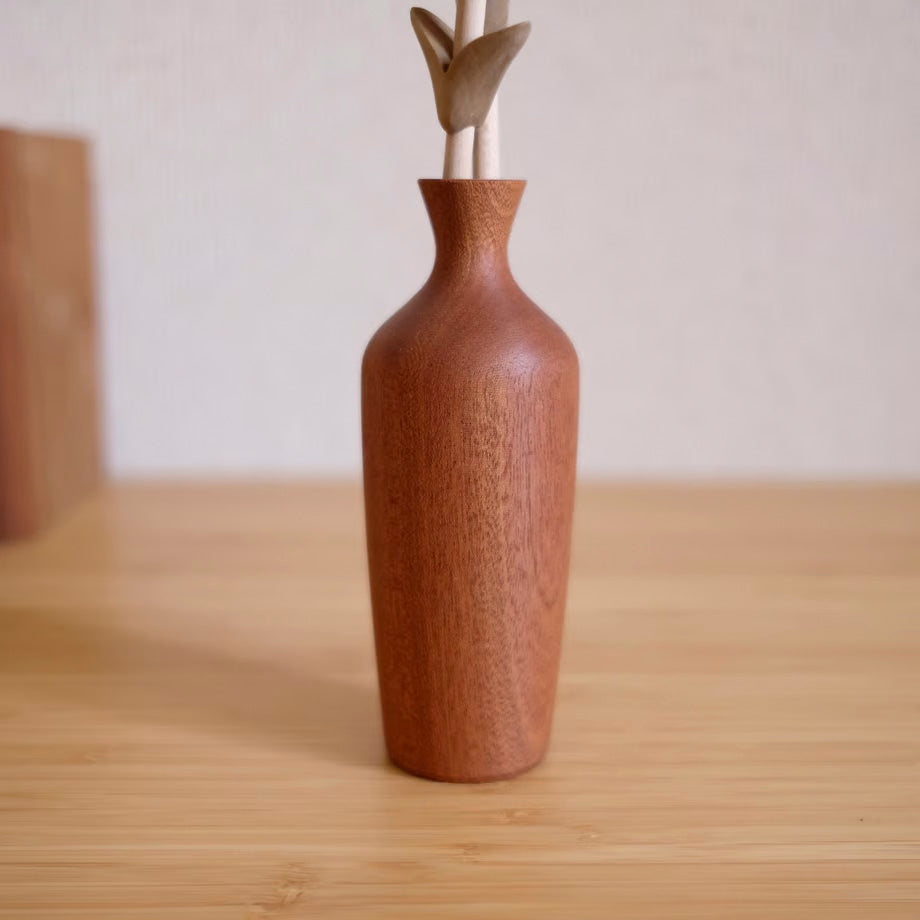 Ornement en bois en forme d'œillet