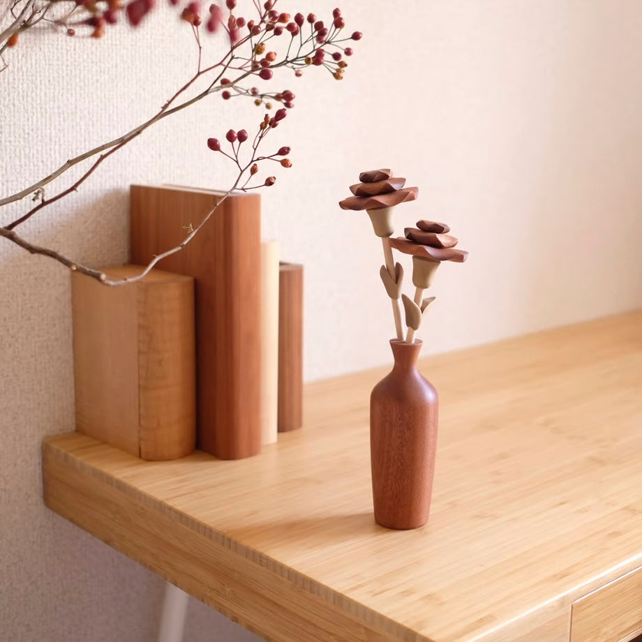 Ornement en bois en forme d'œillet