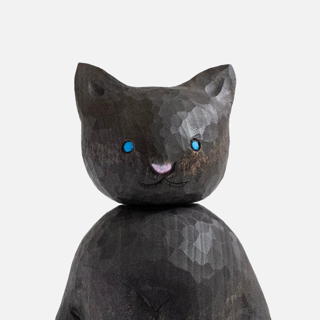 Figurine de chat noir dodu en bois