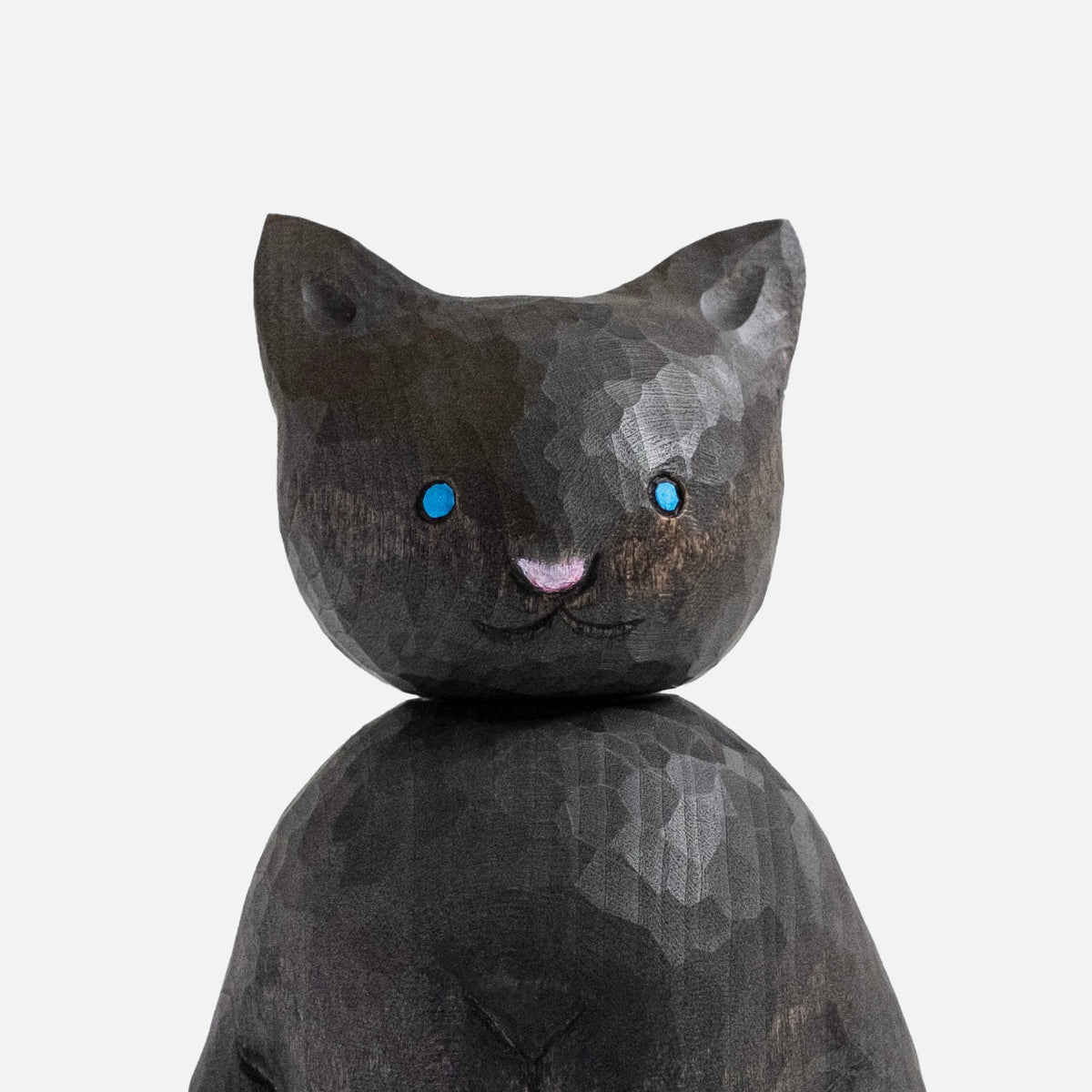 Figurine de chat noir dodu en bois