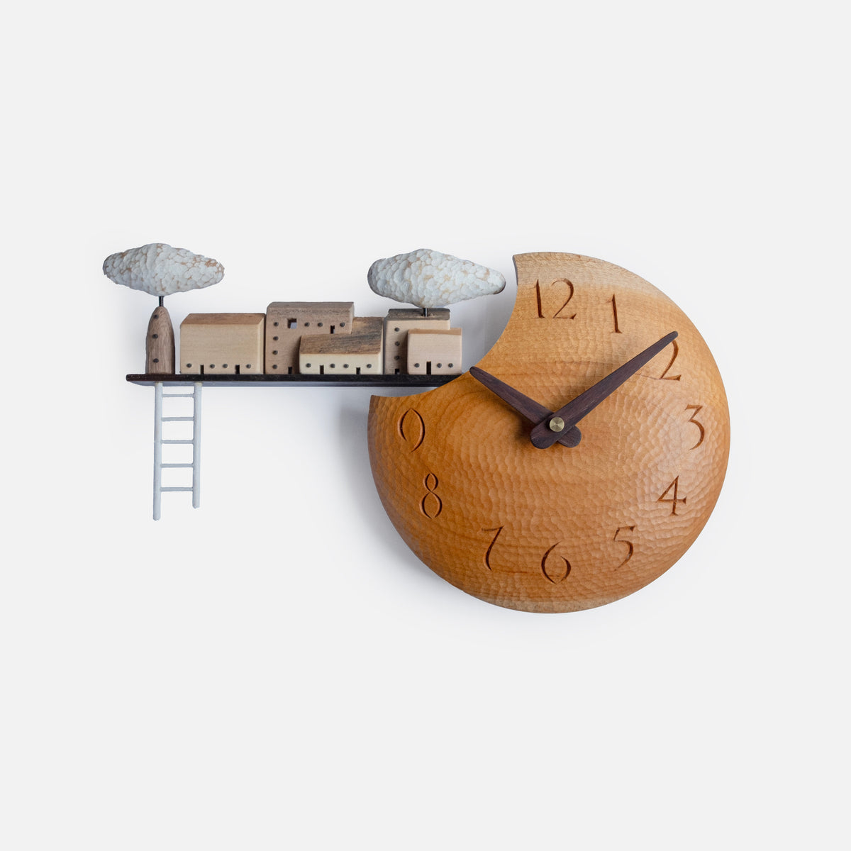 Sculpture murale en bois d'une ville au clair de lune