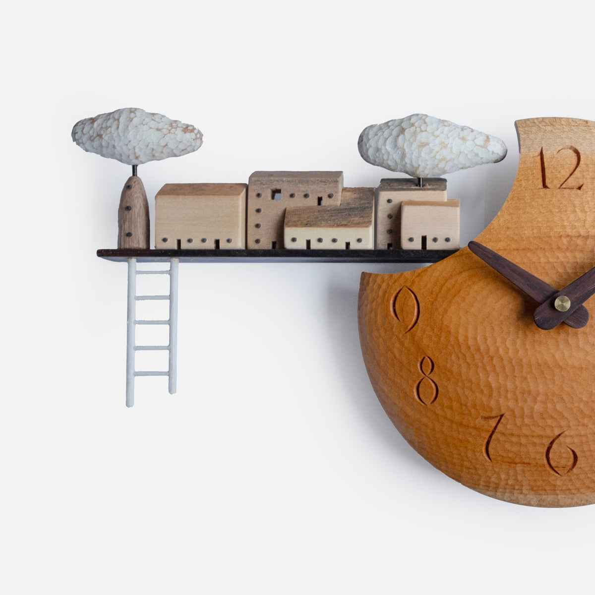 Sculpture murale en bois d'une ville au clair de lune