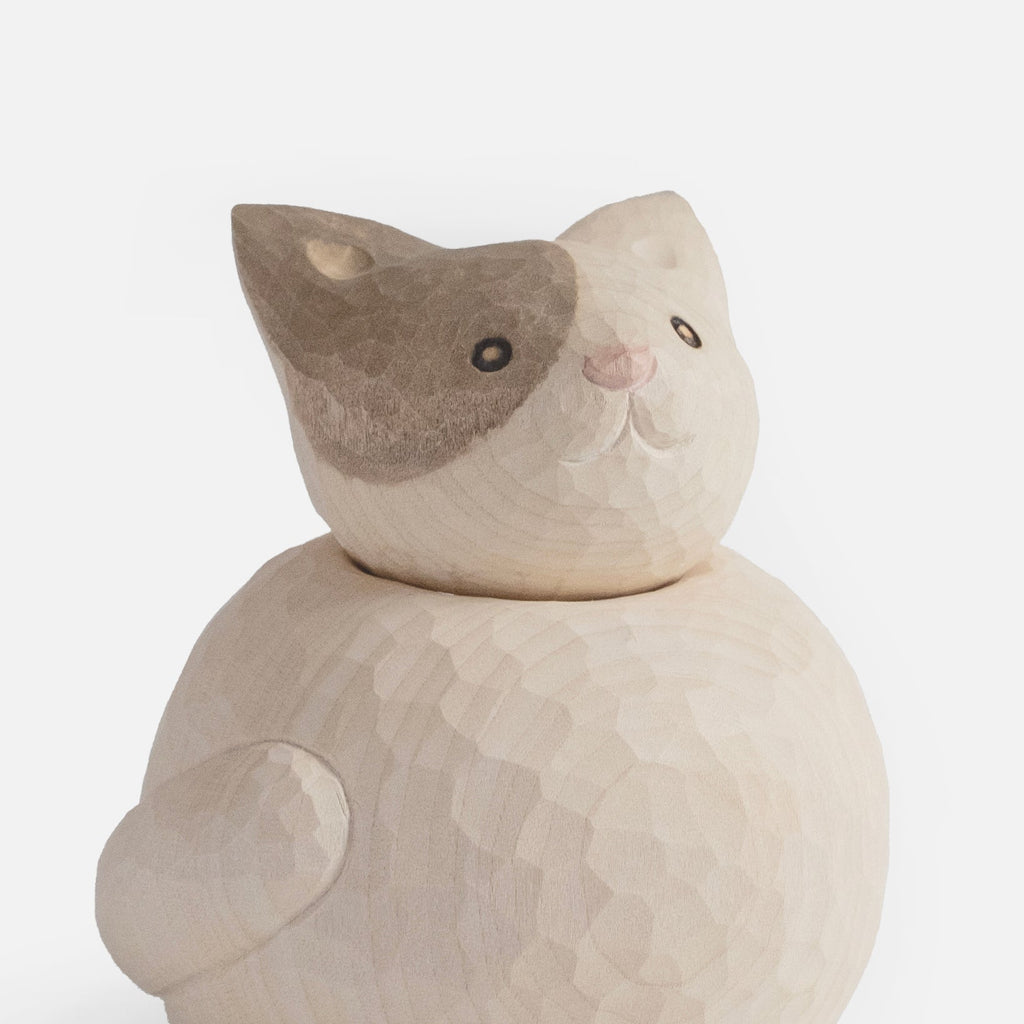 Figurine de chat endormi enroulé en bois