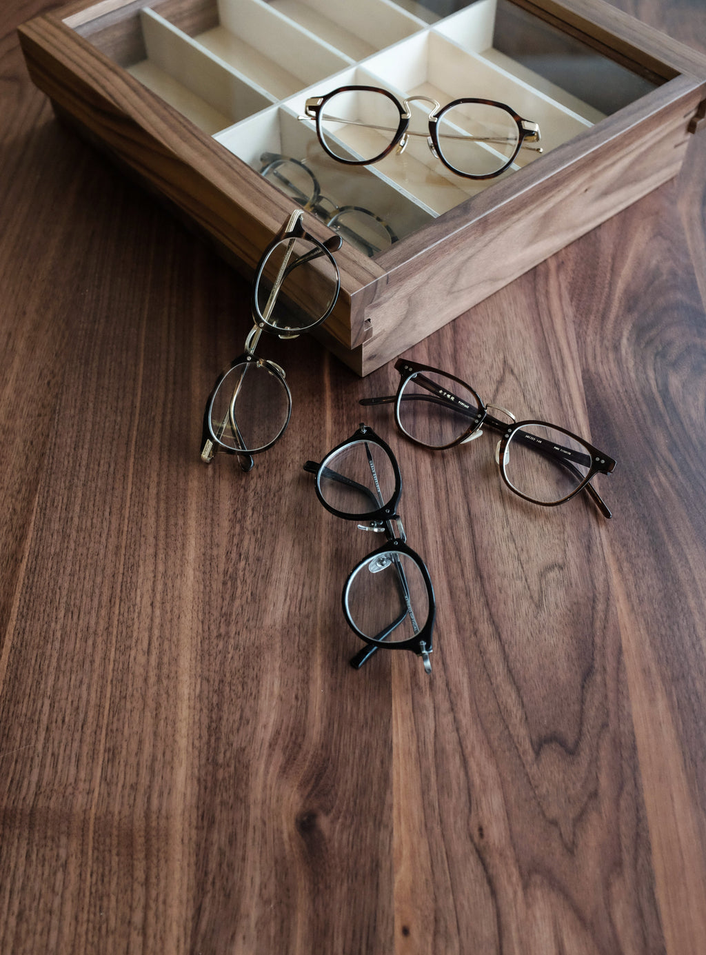 Présentoir à lunettes en noyer noir avec porte coulissante