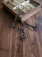 Présentoir à lunettes en noyer noir avec porte coulissante