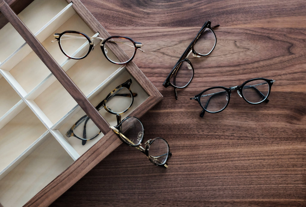 Présentoir à lunettes en noyer noir avec porte coulissante