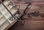 Présentoir à lunettes en noyer noir avec porte coulissante
