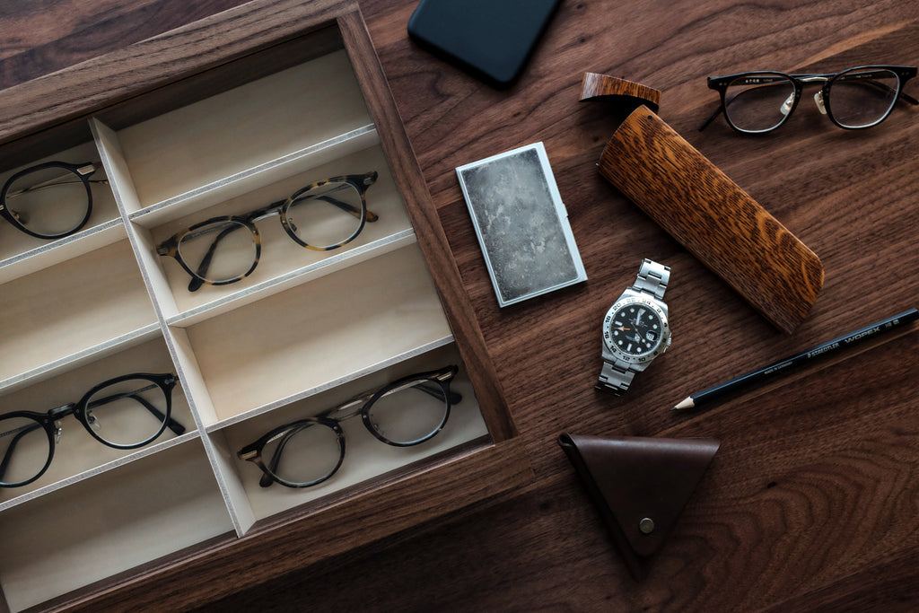 Présentoir à lunettes en noyer noir avec porte coulissante