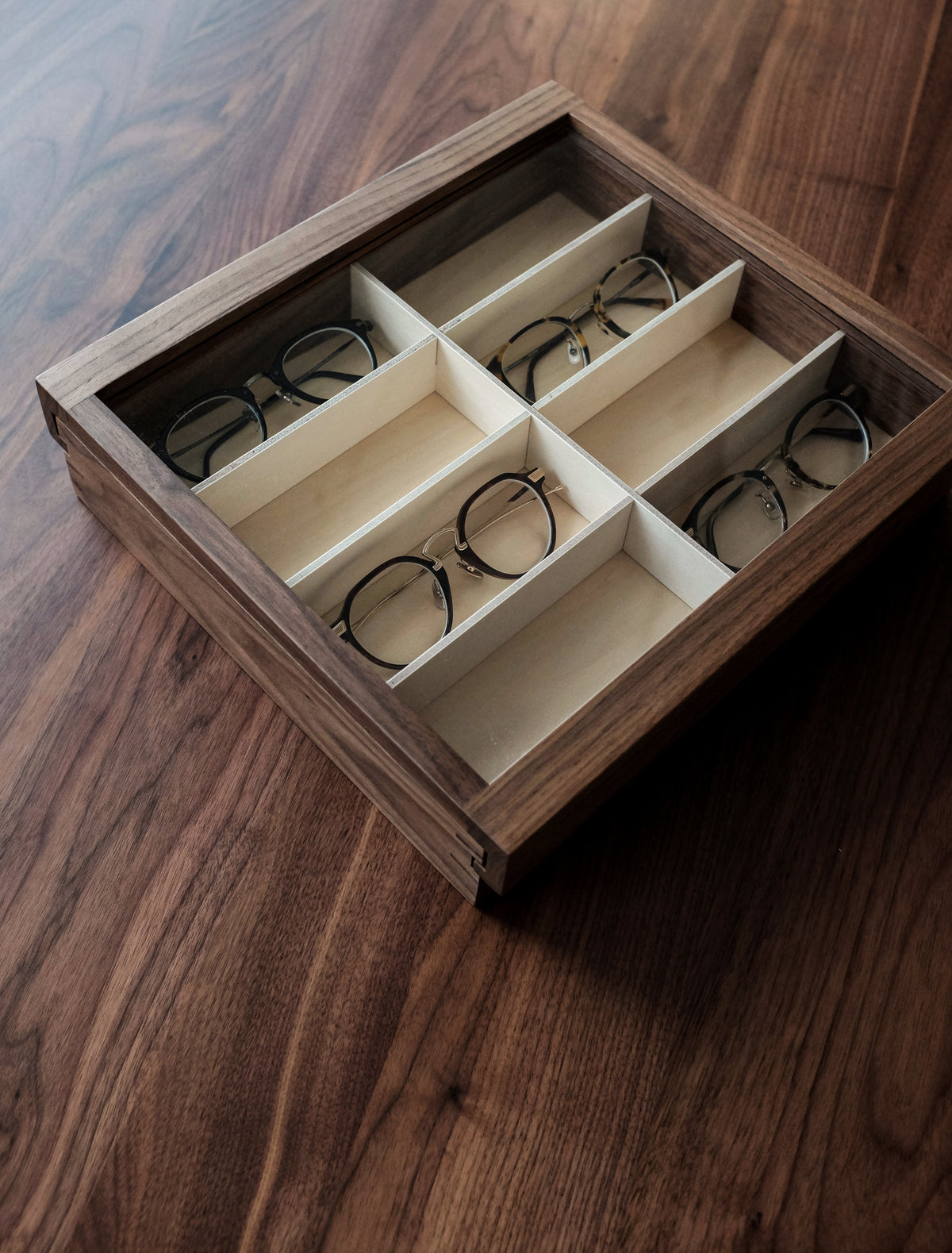 Présentoir à lunettes en noyer noir avec porte coulissante