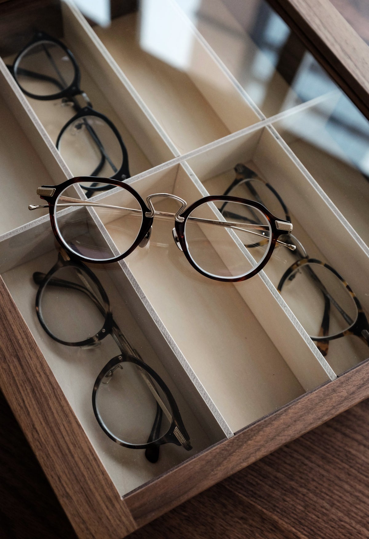 Présentoir à lunettes en noyer noir avec porte coulissante