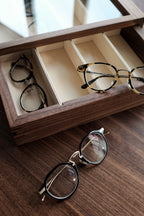 Présentoir à lunettes en noyer noir avec porte coulissante