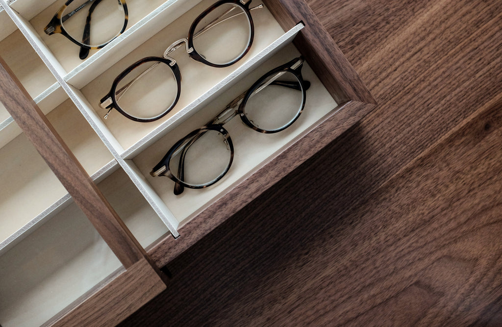 Présentoir à lunettes en noyer noir avec porte coulissante