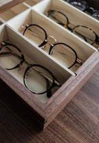 Présentoir à lunettes en noyer noir avec porte coulissante