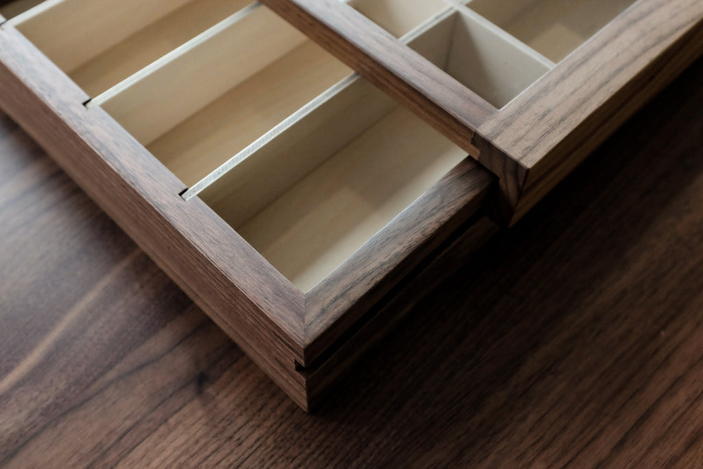 Présentoir à lunettes en noyer noir avec porte coulissante