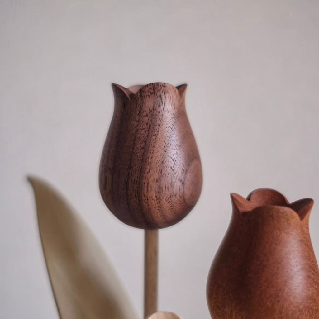 Sculpture de tulipe en bois fabriquée à la main