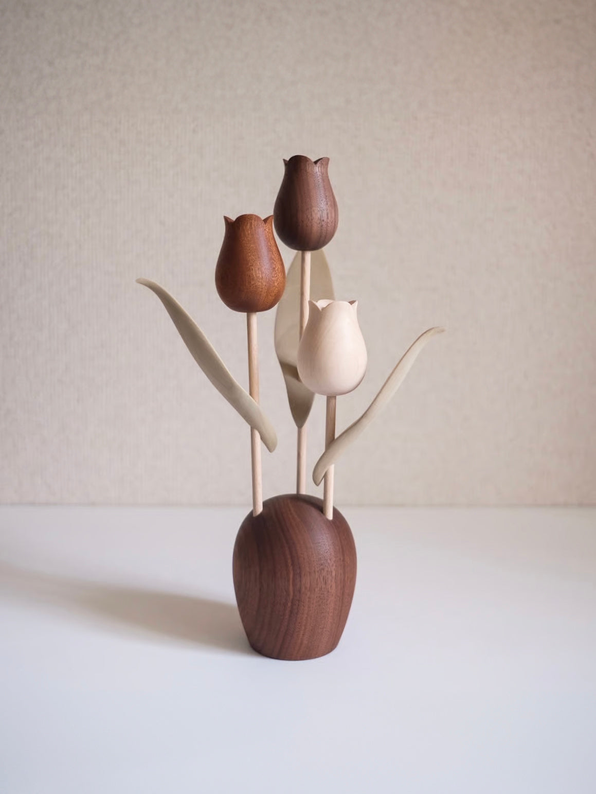 Sculpture de tulipe en bois fabriquée à la main