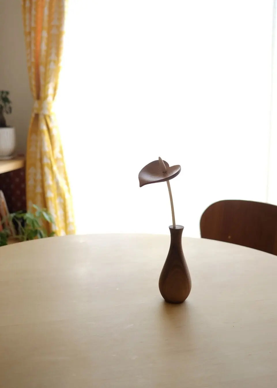 Figurine d'anthurium en bois