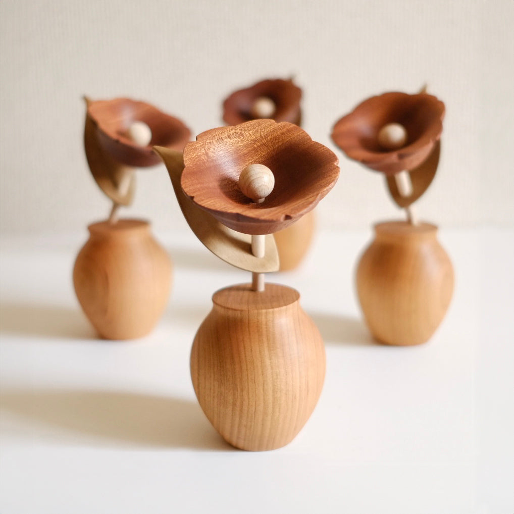 Ornements en bois en forme de fleurs de camélia
