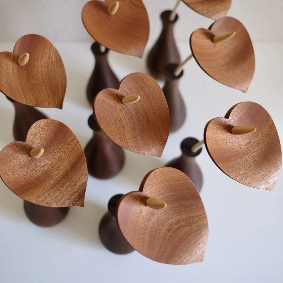 Figurine d'anthurium en bois